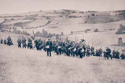Französische Infanterie, die durch Ackerland im Nordosten Frankreichs vorrückt von French Photographer